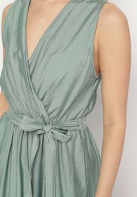 Born2be - Zielony Taliowany Kombinezon z Wiskozą i Paskiem Evithrae. Okazja: na co dzień. Kolor: zielony. Materiał: wiskoza. Styl: wizytowy, klasyczny, casual, elegancki #2