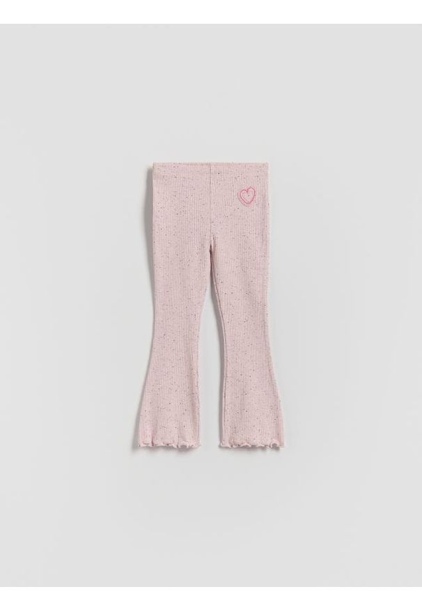 Reserved - Prążkowane legginsy flared - pastelowy róż. Kolor: różowy. Materiał: prążkowany