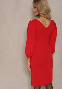 Renee - Czerwona Sukienka o Dopasowanym Kroju z Lekko Bufiastymi Rękawami Zinnashira. Okazja: na spotkanie biznesowe. Kolor: czerwony. Typ sukienki: dopasowane. Styl: biznesowy, klasyczny, elegancki #4