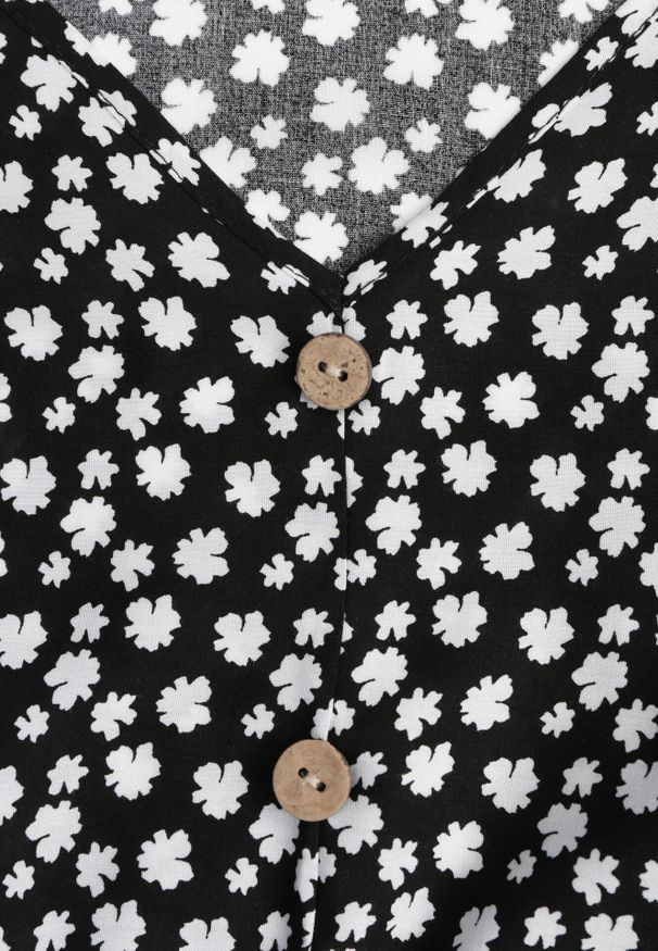 Born2be - Czarna Rozkloszowana Sukienka z Bawełny w Kwiaty z Guzikami Ronelle. Okazja: na co dzień, na randkę, na spacer. Kolor: czarny. Materiał: bawełna. Wzór: kwiaty. Typ sukienki: rozkloszowane, proste. Styl: casual, elegancki