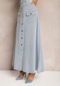 Renee - Jasnoniebieska Rozkloszowana Spódnica Jeansowa Maxi z Bawełny z Guzikami Brissa. Okazja: na co dzień. Kolor: niebieski. Materiał: bawełna, jeans. Wzór: aplikacja. Styl: casual #3