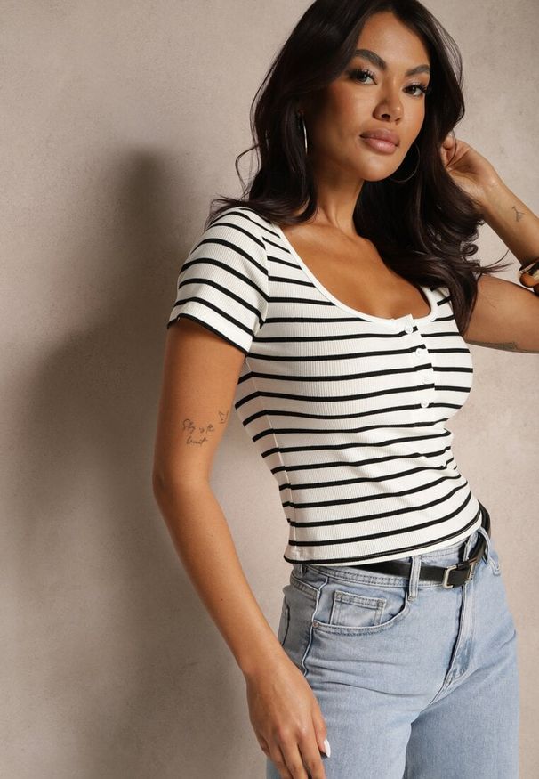 Renee - Biało-Czarny Bawełniany T-shirt z Guzikami i Paskami Norwiwi. Okazja: na co dzień. Kolor: biały. Materiał: bawełna. Styl: klasyczny, elegancki, casual