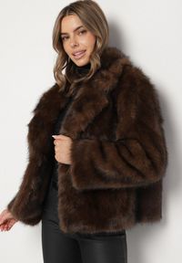 Born2be - Brązowa Kurtka Futerko z Ozdobnym Kołnierzem Talliea. Okazja: na co dzień. Kolor: brązowy. Materiał: futro. Styl: wizytowy, klasyczny, casual, elegancki #7