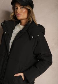 Renee - Czarna Długa Kurtka z Pikowaniem z Odpinanym Kapturem i Wsuwanymi Kieszeniami Daitras. Kolor: czarny. Długość: długie. Styl: elegancki #7