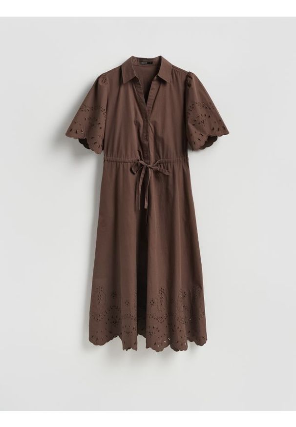 Reserved - Bawełniana sukienka z ażurowymi wstawkami - ciemnobrązowy. Kolor: brązowy. Materiał: bawełna. Wzór: ażurowy. Typ sukienki: proste