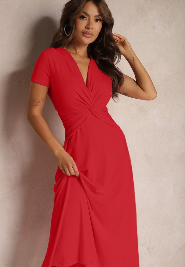 Renee - Czerwona Sukienka o Taliowanym Kroju z Imitacją Węzła i Trójkątnym Dekoltem Telvitela. Kolor: czerwony. Materiał: tkanina, wiskoza. Styl: elegancki