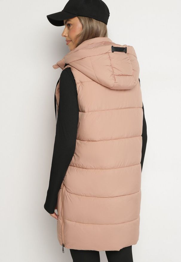 Born2be - Różowa Długa Kamizelka Pikowana z Odpinanym Kapturem i Sznurkami do Regulacji Nerienna. Kolor: różowy. Długość: długie. Styl: elegancki