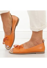 DiA - Pomarańczowe skórzane płaskie sandały damskie Dia 9019. Okazja: na co dzień. Kolor: pomarańczowy. Materiał: skóra. Sezon: wiosna, lato. Obcas: na płaskiej podeszwie. Styl: casual #1
