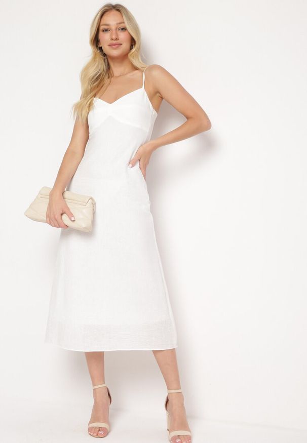 Born2be - Biała Sukienka o Rozkloszowanym Kroju na Ramiączkach Naouise. Okazja: na randkę, na ślub cywilny, na wesele. Typ kołnierza: dekolt w kształcie V. Kolor: biały. Materiał: tkanina, lakier. Długość rękawa: na ramiączkach. Sezon: lato. Typ sukienki: rozkloszowane, oversize