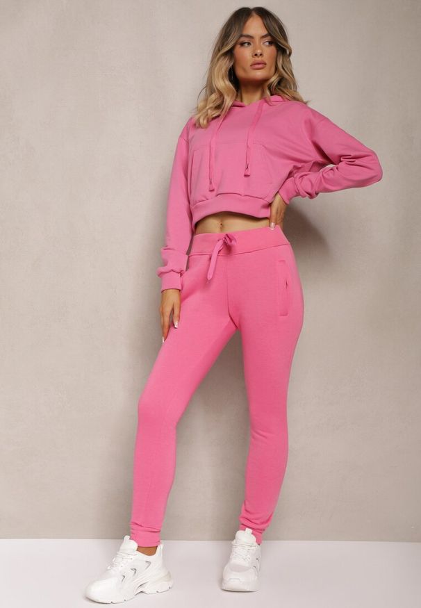 Renee - Fuksjowe Spodnie Dresowe z Polarem i Ściągaczami Tala. Okazja: na co dzień. Stan: podwyższony. Kolor: różowy. Materiał: polar, dresówka. Styl: casual