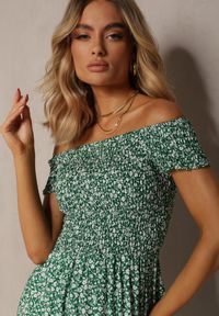 Renee - Zielona Rozkloszowana Sukienka w Kwiatowy Print z Bawełny o Fasonie Hiszpanki Rosaki. Okazja: na co dzień. Typ kołnierza: dekolt hiszpanka. Kolor: zielony. Materiał: bawełna. Długość rękawa: krótki rękaw. Wzór: kwiaty, nadruk. Sezon: lato. Styl: casual #5