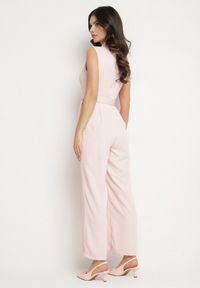 Born2be - Różowy Taliowany Kombinezon Ozdobiony Paskiem z Klamrą Tilferia. Kolor: różowy. Wzór: aplikacja. Styl: elegancki, klasyczny #2