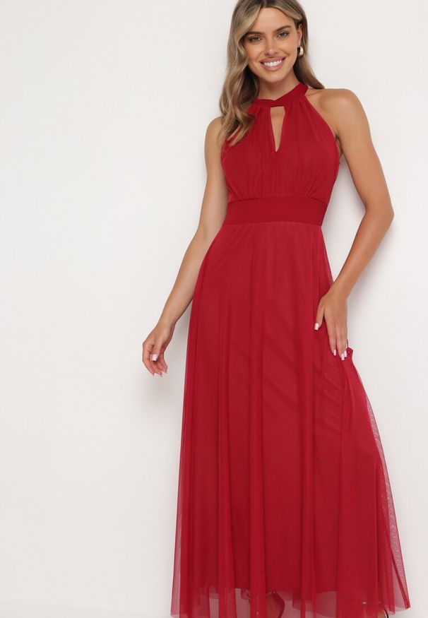 Born2be - Czerwona Wieczorowa Sukienka ze Stójką Wiązana w Talii Ozdobiona Siateczką Nestasoni. Okazja: na imprezę. Typ kołnierza: kołnierzyk stójkowy. Kolor: czerwony. Materiał: satyna. Długość rękawa: bez rękawów. Wzór: aplikacja. Styl: wizytowy