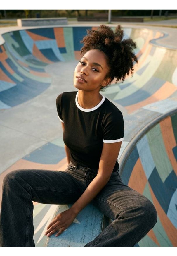 Sinsay - Prążkowana koszulka basic z kontrastową lamówką i domieszką wiskozy - czarny. Kolor: czarny. Materiał: prążkowany, wiskoza