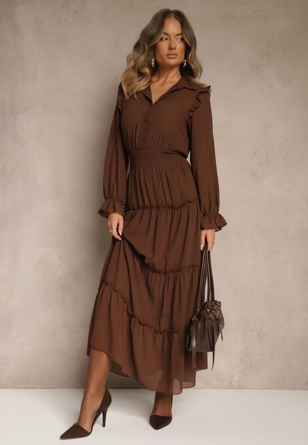 Renee - Brązowa Sukienka VICES Koszulowa z Falbaną w Rustykalnym Stylu Arivite. Okazja: na co dzień, na imprezę. Kolor: brązowy. Typ sukienki: koszulowe. Styl: casual