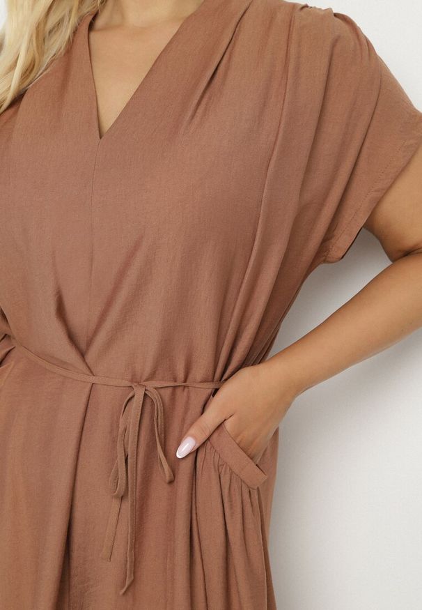 Born2be - Brązowa Wiskozowa Sukienka Pudełkowa z Cienkim Paskiem i Kieszeniami Lumivorae. Okazja: na co dzień. Kolekcja: plus size. Kolor: brązowy. Materiał: wiskoza. Typ sukienki: dla puszystych, proste. Styl: elegancki, casual