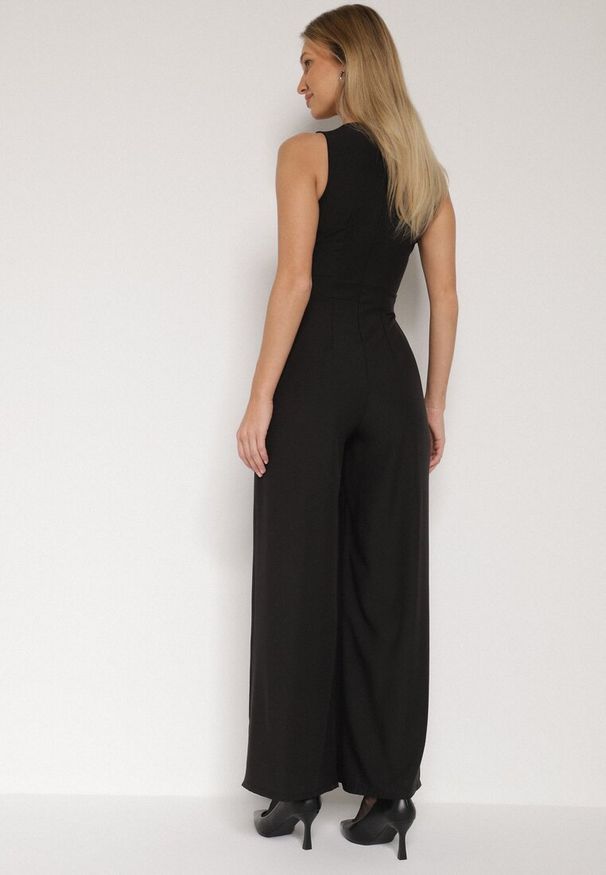 Born2be - Czarny Elegancki Kombinezon z Ozdobnymi Zakładkami Zellysha. Okazja: na co dzień, na spotkanie biznesowe. Kolor: czarny. Wzór: ażurowy, aplikacja. Styl: elegancki