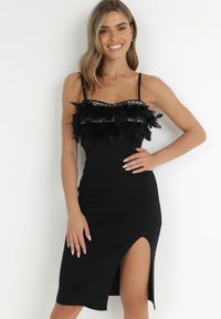 Born2be - Czarna Sukienka Dopasowana z Piórkami przy Dekolcie Heleitte. Typ kołnierza: dekolt kwadratowy. Kolor: czarny. Materiał: prążkowany, dzianina. Długość rękawa: na ramiączkach. Wzór: aplikacja. Długość: mini #1