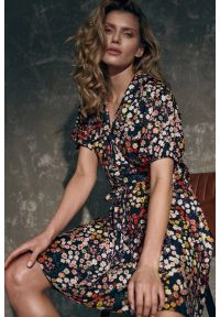 Figl - Sukienka koszulowa w kwiaty rozkloszowana mini z wiskozy. Okazja: na co dzień. Materiał: wiskoza. Długość rękawa: krótki rękaw. Wzór: kwiaty. Typ sukienki: koszulowe. Styl: casual. Długość: mini #3