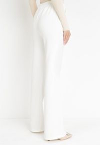 Born2be - Białe Garniturowe Spodnie z Szerokimi Nogawkami i Gumką w Pasie Leilma. Stan: podwyższony. Kolor: biały. Styl: elegancki #4