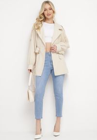 Born2be - Beżowy Krótki Płaszcz z Bufiastymi Rękawami i Elastycznym Paskiem z Klamrą Lirenda. Okazja: na co dzień. Kolor: beżowy. Długość: krótkie. Styl: casual, elegancki, klasyczny #6