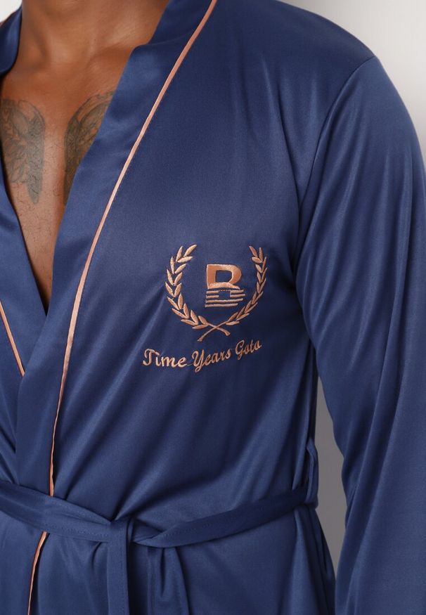 Born2be - Granatowy Szlafrok z Bawełną Zdobiony Elegancką Lamówką i Aplikacją z Wiązanym Paskiem Attelora. Kolor: niebieski. Materiał: bawełna. Wzór: aplikacja