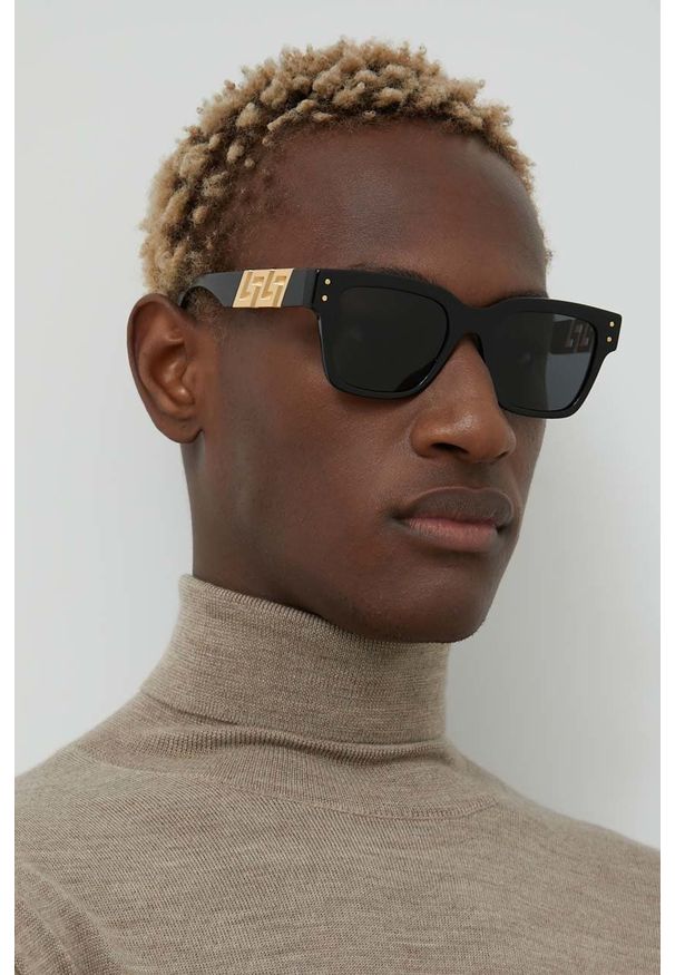VERSACE - Versace okulary przeciwsłoneczne męskie kolor czarny. Kształt: prostokątne. Kolor: czarny