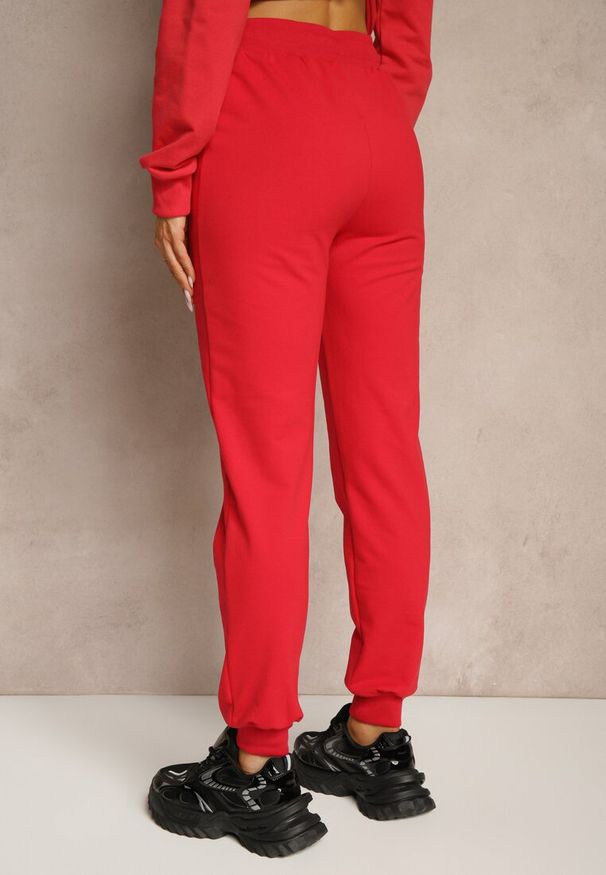 Renee - Czerwone Spodnie Dresowe Joggery z Cyrkoniami i Wstążkami Ulinarea. Okazja: na co dzień. Kolor: czerwony. Materiał: dresówka. Styl: elegancki, casual