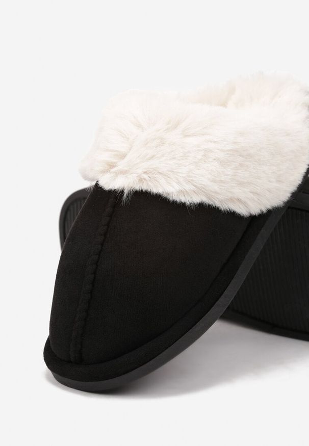 Born2be - Czarne Płaskie Kapcie Ozdobione Futerkiem i Przeszyciem Savindria. Okazja: na co dzień. Kolor: czarny. Materiał: futro. Wzór: aplikacja. Styl: elegancki, casual