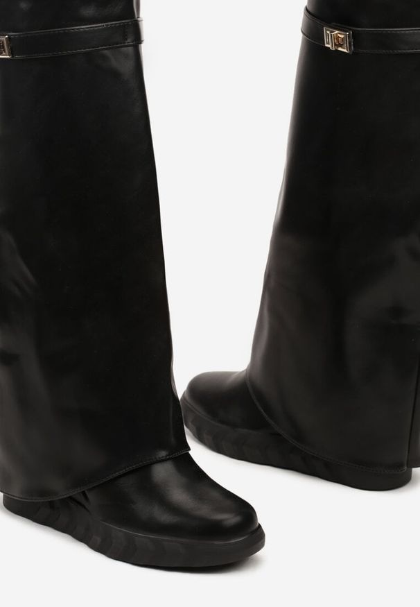 Renee - Czarne Kozaki z Klamerką i Wywiniętą Cholewką Elliandra. Okazja: na co dzień. Kolor: czarny. Szerokość cholewki: normalna. Sezon: zima, jesień. Obcas: na obcasie. Styl: klasyczny, casual, elegancki. Wysokość obcasa: średni