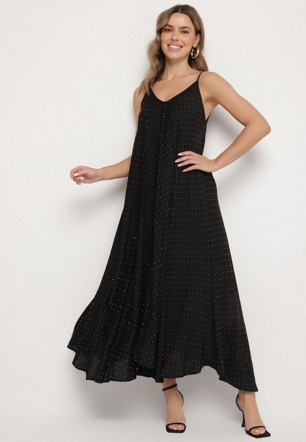 Born2be - Czarna Rozkloszowana Sukienka z Wiskozy z Cyrkoniami Ellitana. Okazja: na co dzień. Kolor: czarny. Materiał: wiskoza. Sezon: lato. Styl: klasyczny, casual, elegancki