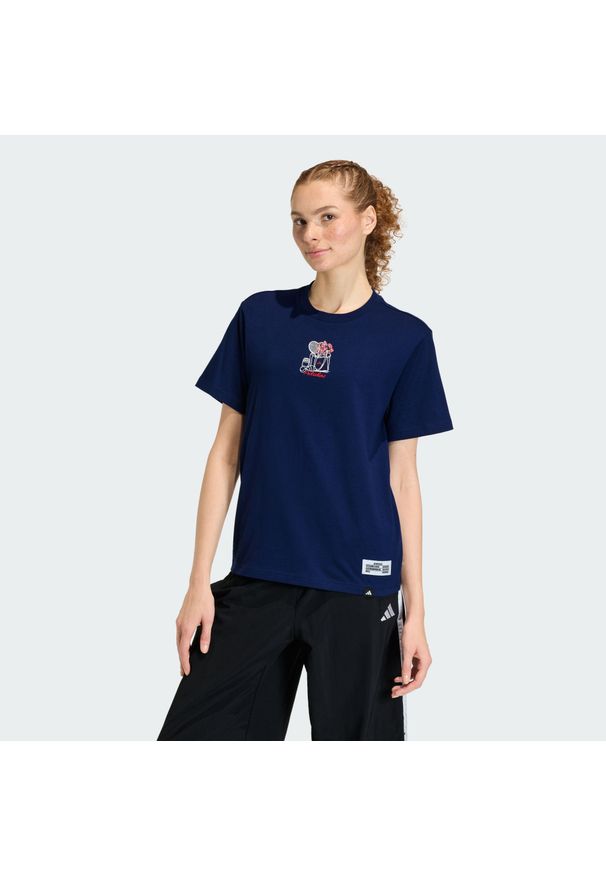 Adidas - Koszulka Mini Embroidery Graphic. Kolor: niebieski. Wzór: nadruk. Sport: fitness