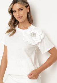 Born2be - Biały Bawełniany T-shirt z Krótkim Rękawem i Aplikacją w Kształcie Kwiatu z Cyrkoniami Dimantee. Okazja: na co dzień. Kolor: biały. Materiał: bawełna. Długość rękawa: krótki rękaw. Długość: krótkie. Wzór: aplikacja, kwiaty. Styl: casual, klasyczny
