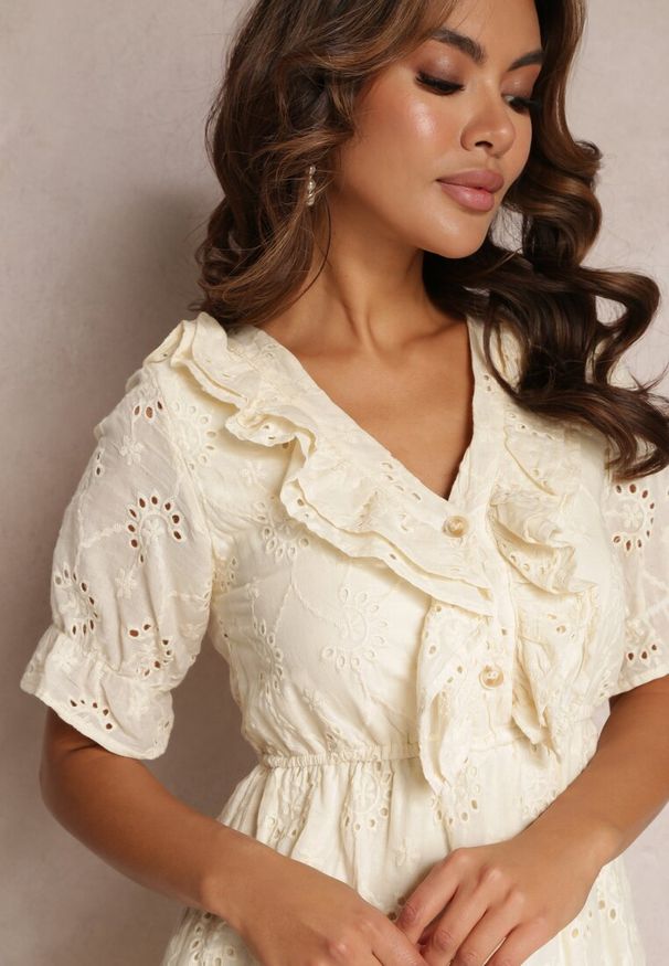 Renee - Beżowa Ażurowa Sukienka Mini z Gumką w Taliii Falbankami Rakki. Typ kołnierza: kołnierz z falbankami. Kolor: beżowy. Materiał: bawełna, wiskoza. Wzór: ażurowy. Długość: mini