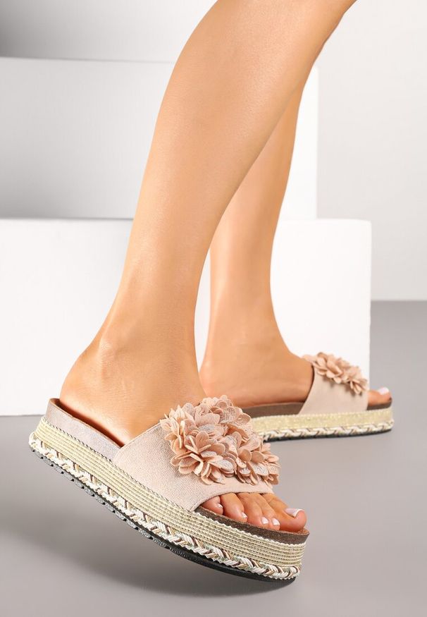 Renee - Ciemnobeżowe Klapki na Podeszwie z Plecionki Zdobione Kwiatową Aplikacją Zaritea. Okazja: na co dzień, na plażę. Kolor: beżowy. Wzór: aplikacja, kwiaty. Sezon: lato. Styl: casual