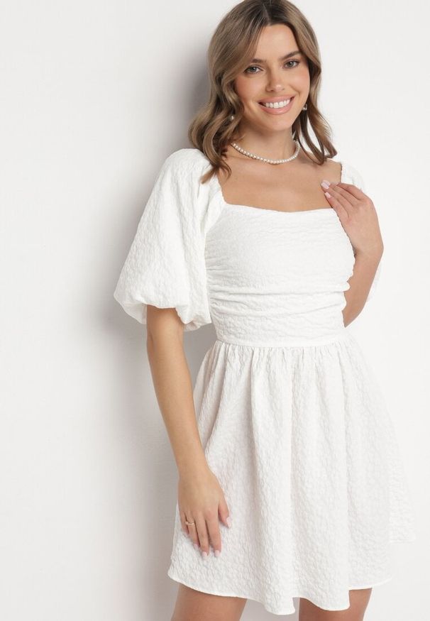 Born2be - Biała Sukienka Rozkloszowana z Bufiastymi Rękawami i Kwadratowym Dekoltem Galzemis. Okazja: na co dzień. Typ kołnierza: dekolt kwadratowy. Kolor: biały. Styl: elegancki, casual, klasyczny