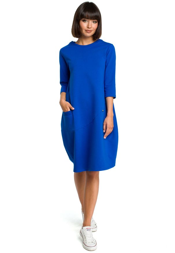 BE - Sukienka dresowa bombka oversize z kieszonką z przodu niebieska. Okazja: na co dzień. Kolor: niebieski. Materiał: dresówka. Typ sukienki: oversize, bombki. Styl: casual
