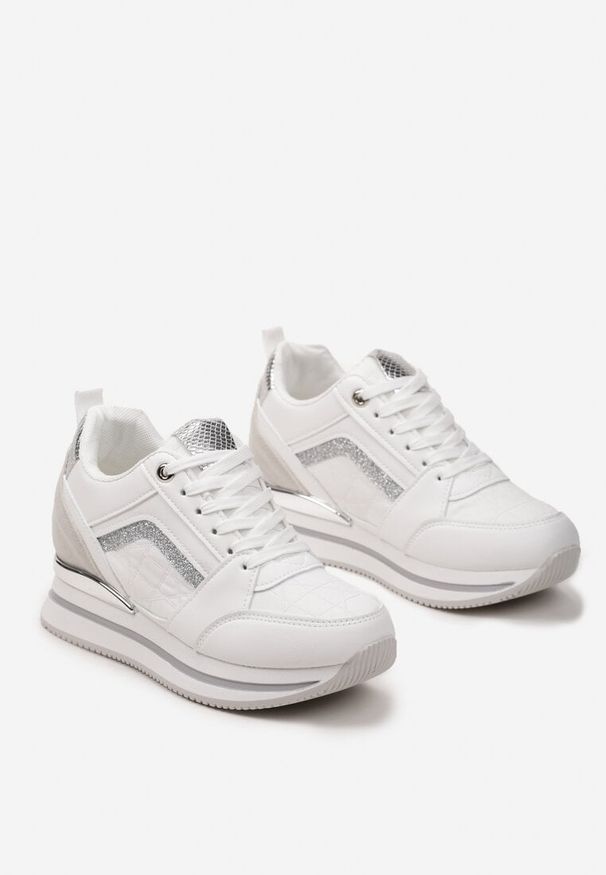 Born2be - Biało-Srebrne Sneakersy na Ukrytym Koturnie z Metaliczną Wstawką i Brokatem Forcia. Nosek buta: okrągły. Zapięcie: sznurówki. Kolor: biały. Materiał: materiał. Obcas: na koturnie. Wysokość obcasa: średni