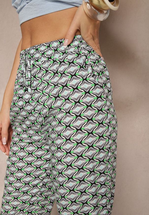 Renee - Zielone Bawełniane Spodnie z Kieszeniami Zdobione Geometrycznym Printem Lisariella. Okazja: na co dzień, na spacer. Kolor: zielony. Materiał: bawełna. Wzór: geometria, aplikacja, nadruk. Styl: casual, elegancki