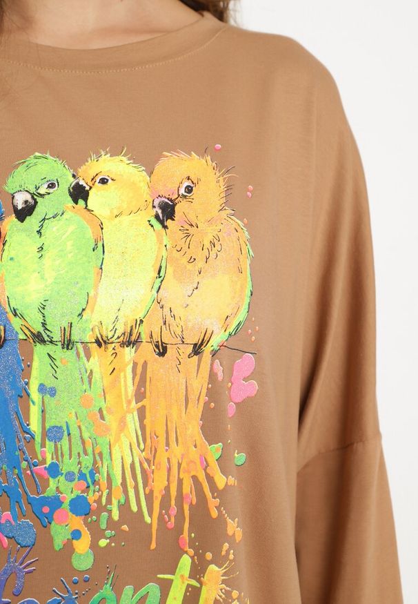 Born2be - Brązowa Bluzka Oversize z Bawełny z Kolorowym Nadrukiem i Brokatem Tailine. Kolor: brązowy. Materiał: bawełna. Wzór: nadruk, kolorowy
