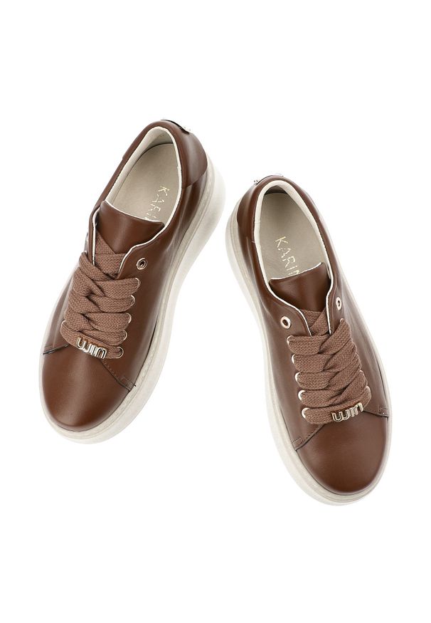 Sneakersy damskie Karino, cholewka ze skóry naturalnej gładkiej minimalistyczna forma klasyczne sznurowanie masywna podeszwa zapewniająca stabilność. Okazja: na co dzień. Zapięcie: sznurówki. Kolor: brązowy. Materiał: skóra. Szerokość cholewki: normalna. Wzór: gładki. Obcas: na platformie. Styl: klasyczny