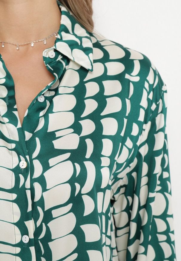 Born2be - Ciemnozielona Koszula Ozdobiona Mozaikowym Wzorem Melinn. Okazja: na co dzień. Kolor: zielony. Materiał: jeans. Wzór: aplikacja. Styl: elegancki, casual