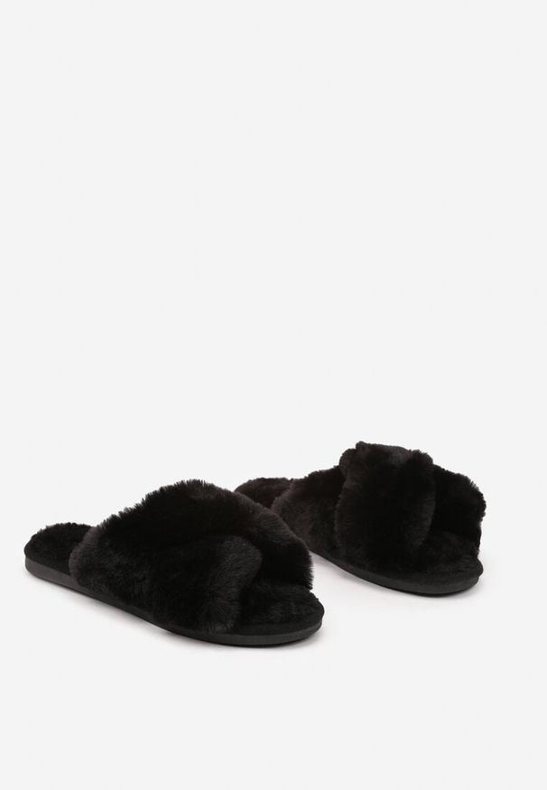 Born2be - Czarne Kapcie Vices z Szerokimi Paskami Ozdobione Futerkiem Selenor. Okazja: do domu. Zapięcie: pasek. Kolor: czarny. Materiał: futro. Wzór: aplikacja