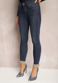 Renee - Granatowe Skinny Jeansy ze Sztucznym Futerkiem przy Kostkach Pelle. Kolor: niebieski. Styl: elegancki