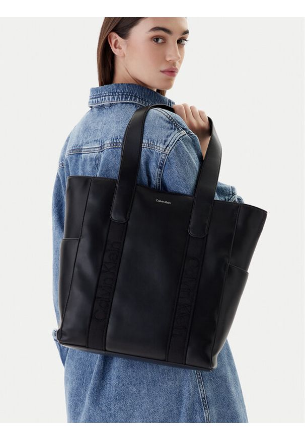 Calvin Klein Torebka Webbing Strap Tote LV04F3289G Czarny. Kolor: czarny. Materiał: skórzane