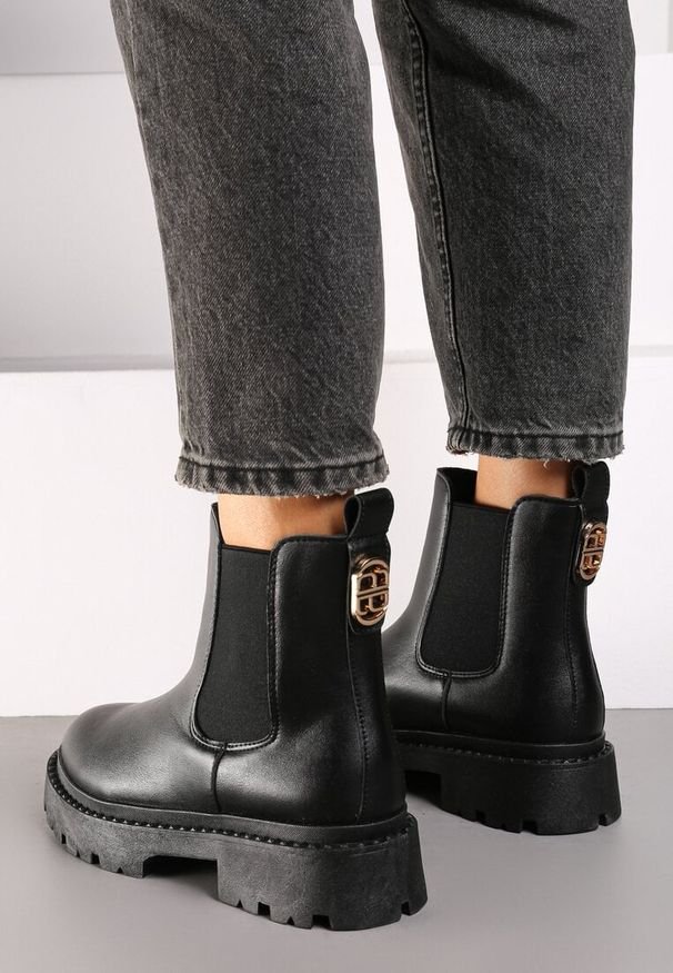 Renee - Czarne Botki na Platformie w Stylu Sztybletów z Gumką i Metalicznym Wykończeniem Lerives. Okazja: na co dzień. Kolor: czarny. Materiał: skóra. Obcas: na platformie. Styl: casual, elegancki