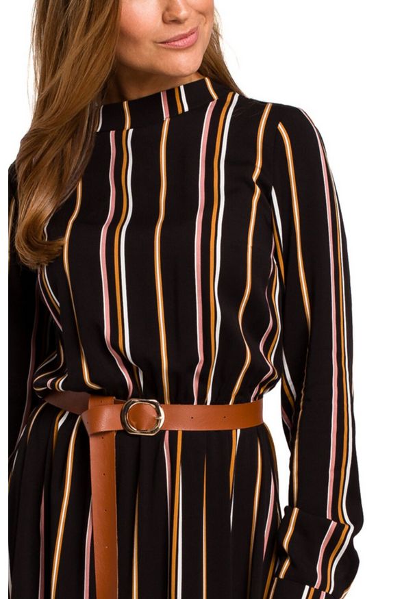 Style - Sukienka w stylu BOHO w paski z falbaną. Typ kołnierza: kołnierzyk stójkowy. Materiał: materiał. Wzór: paski. Styl: boho
