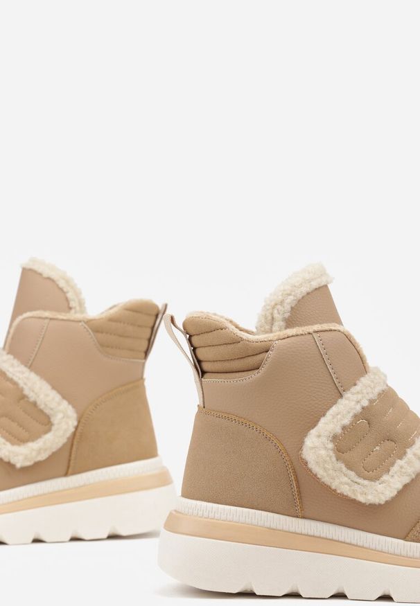 Born2be - Ciemnobeżowe Śniegowce z Przeszyciami i Futerkiem Newella. Okazja: na co dzień. Zapięcie: rzepy. Kolor: beżowy. Materiał: futro. Styl: klasyczny, casual, elegancki