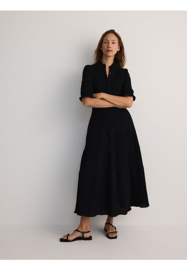 Reserved - Sukienka midi - czarny. Kolor: czarny. Materiał: bawełna, tkanina. Styl: klasyczny. Długość: midi