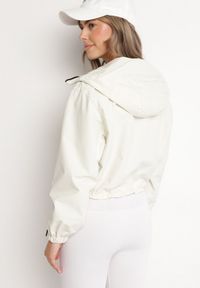 Born2be - Biała Kurtka Oversize z Nieodpinanym Kapturem i Kieszeniami Firlio. Okazja: na co dzień. Kolor: biały. Materiał: jeans. Długość rękawa: długi rękaw. Długość: długie. Styl: casual, elegancki, klasyczny #2